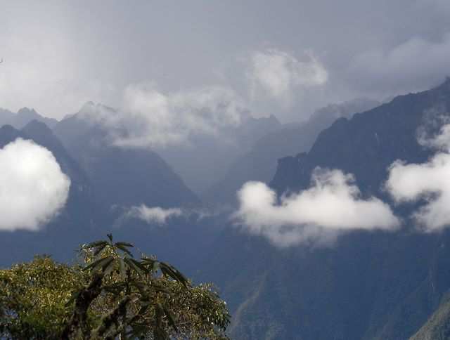 Wir hoeren es Donnern, denn am Horizont zieht ein Gewitter auf.