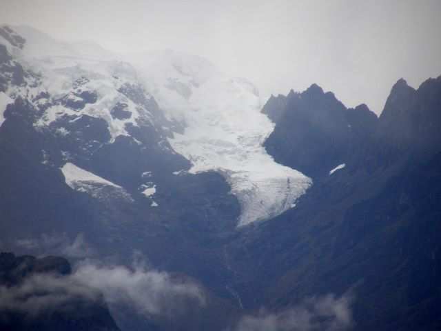 Waehrend wir auf den Rest der Gruppe warten, blicken wir in die Umgebung. Lange keinen Gletscher mehr gesehen.