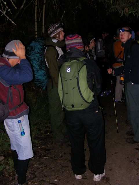 Am naechsten Morgen stehen wir um 5 Uhr am letzten Kontrollpunkt vor Machu Picchu an.