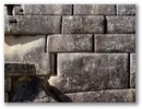Japanische Wissenachaftler haben herausgefunden, dass Machu Picchu sinkt. Daher findet man ueberall Spalten in den Mauern.