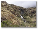 Abstieg mit Blick auf einen Wasserfall.