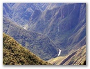 Unten im Flusstal geht die Bahnstrecke Cuzco - Machu Picchu entlang.