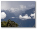 Wir hoeren es Donnern, denn am Horizont zieht ein Gewitter auf.