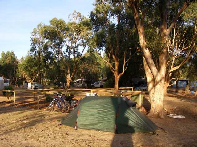 Ziel nach weiteren ca. 70 km Tagesstrecke erreicht und Zelt aufgebaut. Der Zeltplatz befindet sich am “Koala Walk”