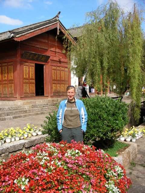 Lijiang - Hier versteckt sich einer hinter der Blumenrabatte!
