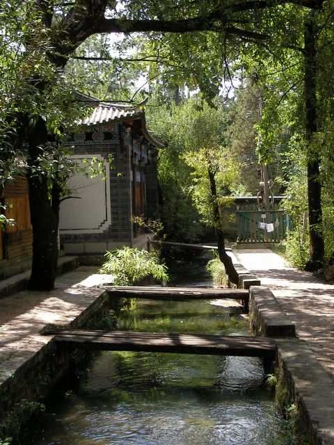Lijiang - Bruecken ohne Gelaender und Warnhinweis...