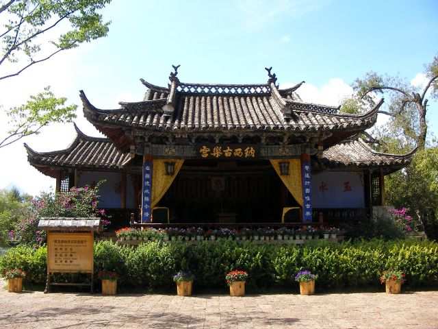 Lijiang - Die Buehne fuer touristische Folkloreprogramme