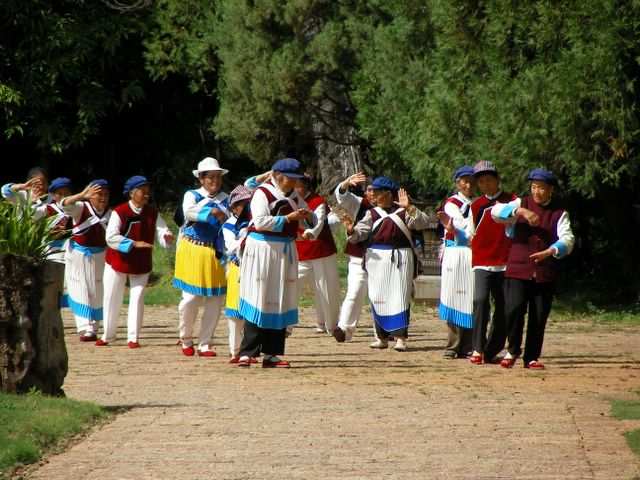 Lijiang - Volkstanzgruppen, wie sie die chinesischen Touristen moegen
