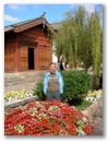 Lijiang - Hier versteckt sich einer hinter der Blumenrabatte!
