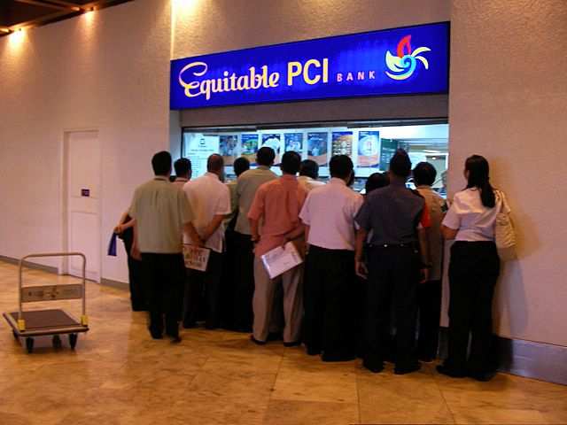 Manila Flughafen: Die Dame am Bankschalter schaut einen Boxkampf auf ihrem Monitor. Und alle schauen zu.