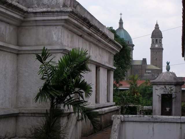 In der Ferne: die Kathedrale von Manila.