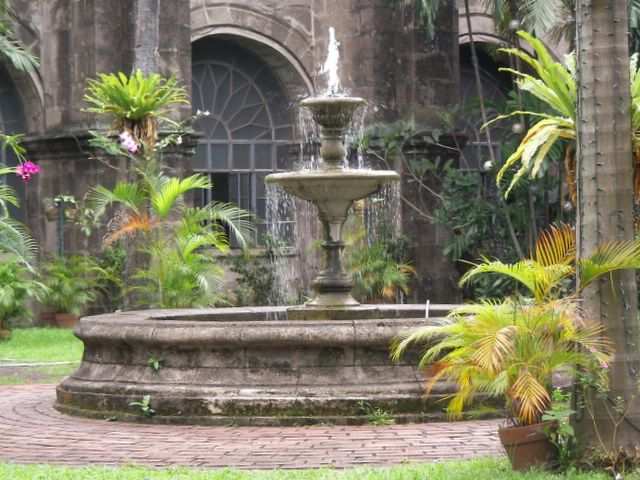 Innenhof mit Springbrunnen...