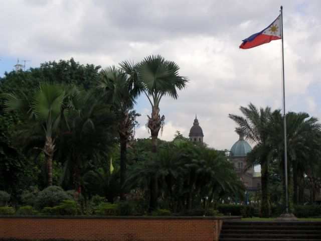 Kathedrale und philippinische Flage vom Fort Santiago aus gesehen.