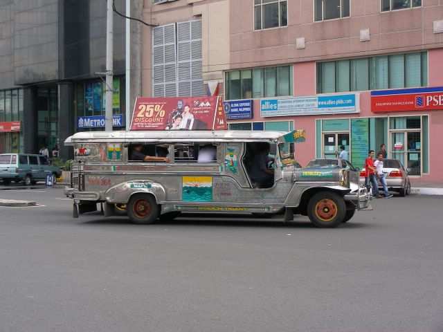 1 Tag Stadtbesichtigung: als erstes fallen die Jeepneys auf.