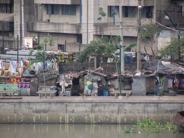 Slums am anderen Ufer.