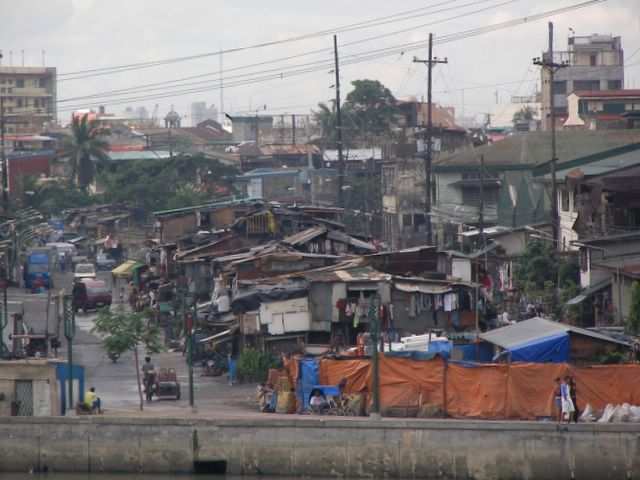 Noch mehr Slums, wie an vielen Stellen in Manila.