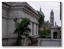 In der Ferne: die Kathedrale von Manila.