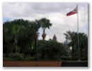 Kathedrale und philippinische Flage vom Fort Santiago aus gesehen.