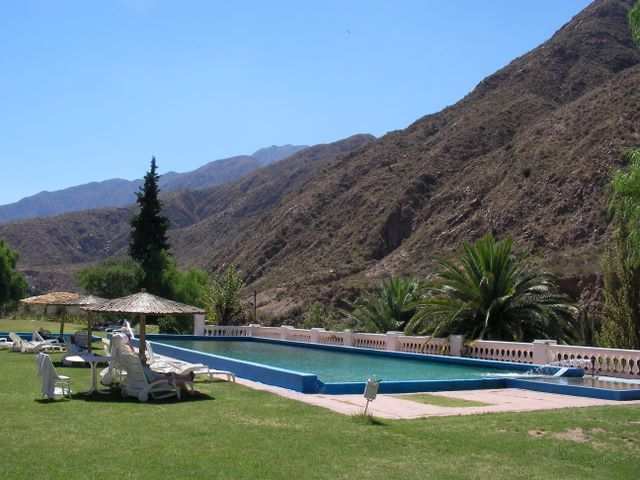 Weiter geht es zu einer Besichtigung eines Spas in den Bergen. Das Wasser im Pool ist angenehm warm.