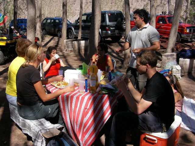 Jetzt haben wir ordentlich Hunger. Der richtige Zeitpunkt fuer ein Picknick in den Bergen.