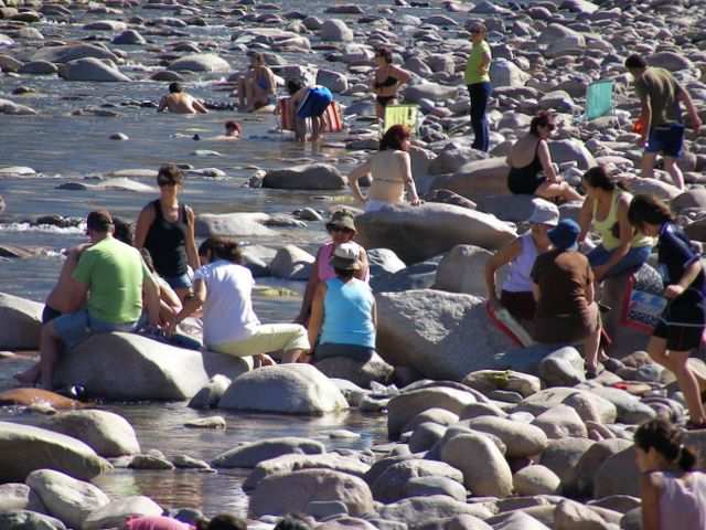 Die Menozinos erfreuen sich an der frischen Brise hier und dem kalten Wasser.