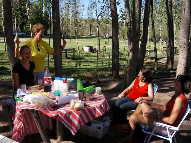 Zurueck beim Picknick. Es gibt Nachtisch!