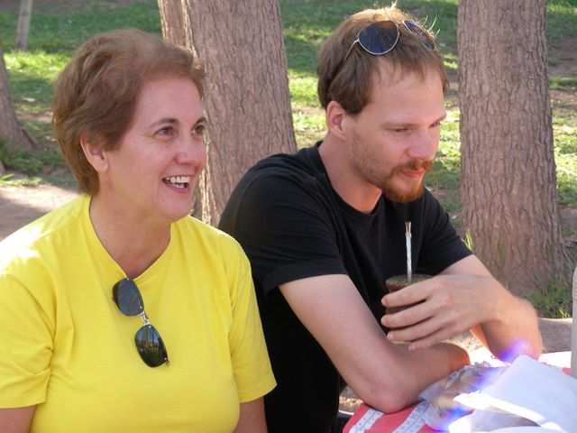 Beatriz ist wie immer gut drauf und Dirk geniesst Mate.