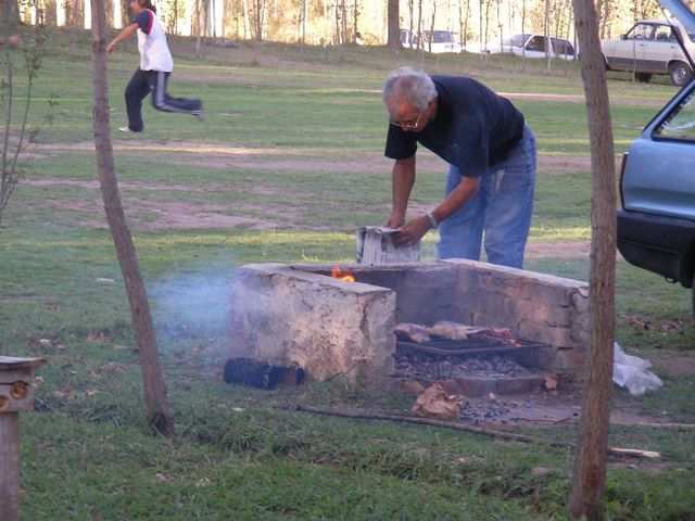 Ein ziemlich schlechtes Beispiel fuer ein argentinisches Asado (grillen). Eir werden aber noch ein besseres sehen!