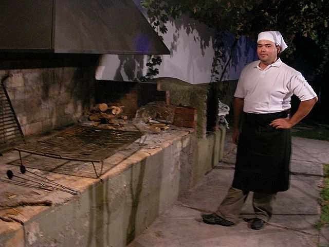 Denn heute gibt es Asado! Ein argentinisches BBQ. Grillmeister ist Marco.