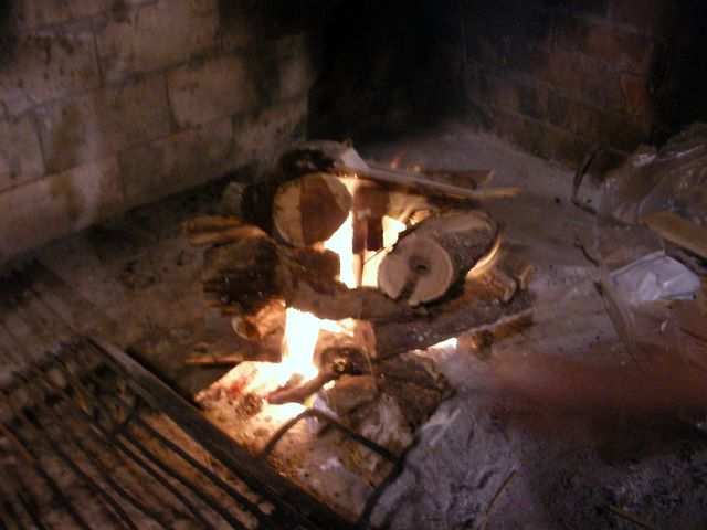 Wir schauen uns lieber an, wie das Feuer angemacht wird.