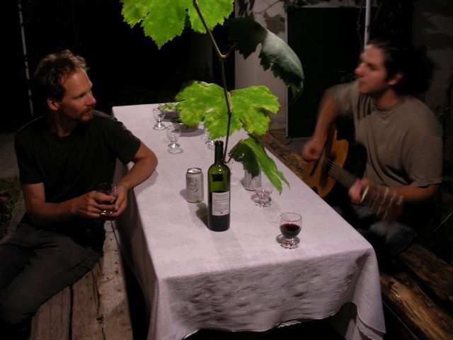 Dirk und Santiago probieren schon mal den Wein und sorgen fuer Musik.