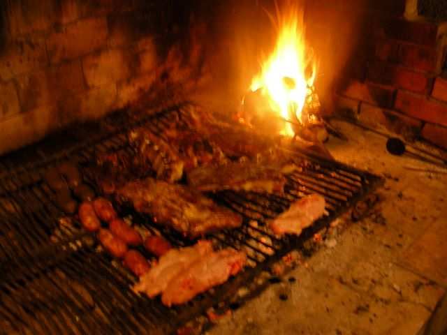 Das Fleisch wird gar und