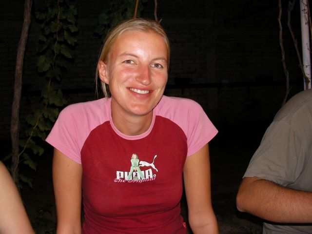 Sabine satt und zufrieden.