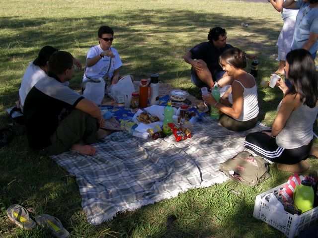 Ein Tag spaeter im Park San Martin treffen wir Beatrizes Freunde bei einem klassichen Picknick.