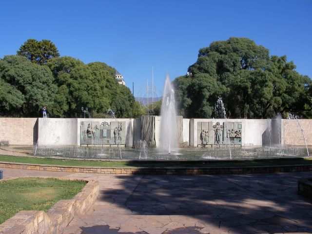 Im Zentum der Stadt, der Springbrunnen.