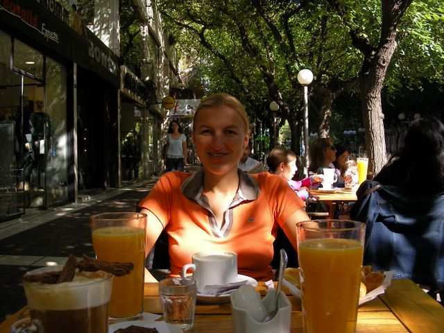 Eine halbe Stunde spaeter im Strassencafe sieht das schon ganz anders aus.
