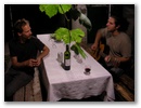 Dirk und Santiago probieren schon mal den Wein und sorgen fuer Musik.