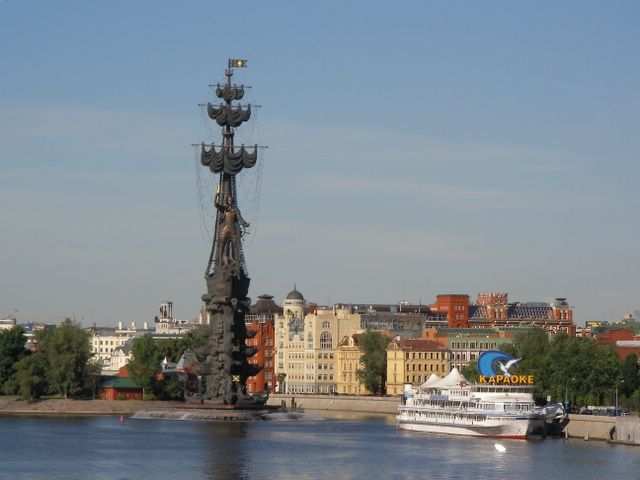 Peter der Grosse als Denkmal auf einem Segelschiff. Ziemlich haesslich mit obskurer Entstehungsgeschichte.