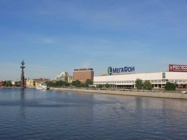 In Sichtweite die Neue Tretjakow-Galerie - ja genau, die Industriehalle mit der Megafon Werbung auf dem Dach.