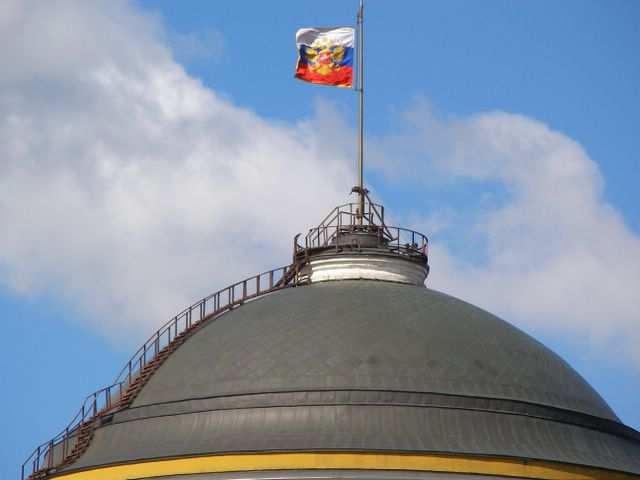 ... ueber allem wacht der Kreml und zeigt Flagge.