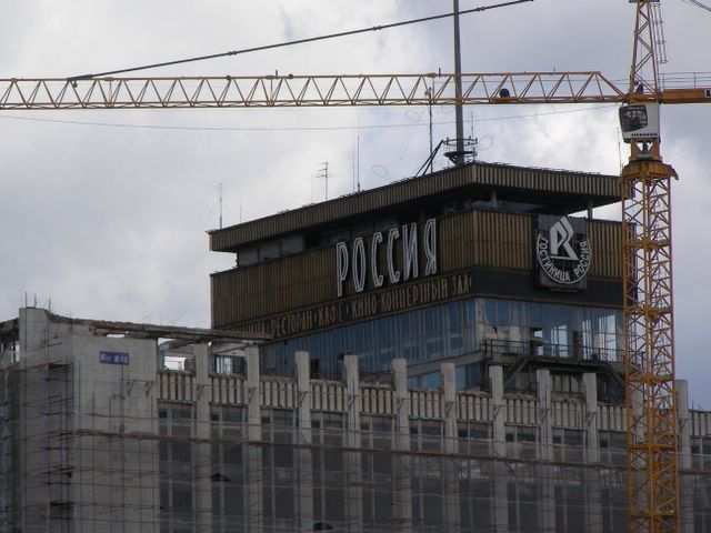 In Sichtweite Breshnews Monster-Hotel Rossia. Wird gerade abgerissen, um fuer ein neues Monster-Hotel Platz zu machen.