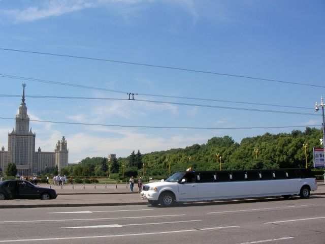 Links die Uni im Stalin-Stil, rechts die neuen Werte.