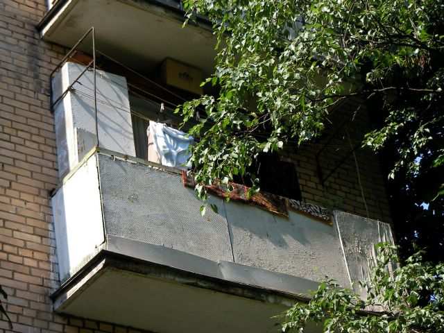 Waesche wird auf dem Balkon getrocknet.