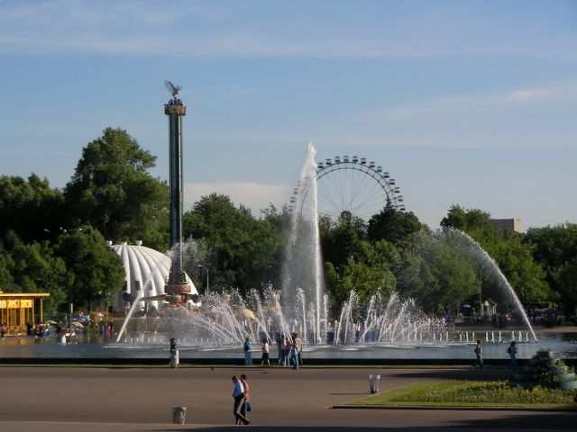 Im Gorki-Park: Springbrunnen und Riesenrad.