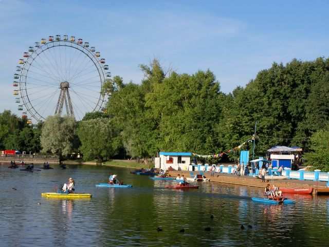 Unterm Riesenrad jede Menge Tretboote.