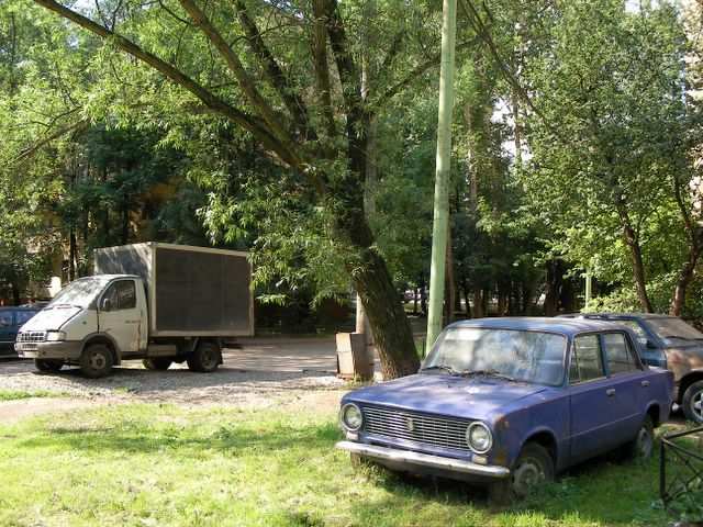Geparkt wird auf dem Rasen.