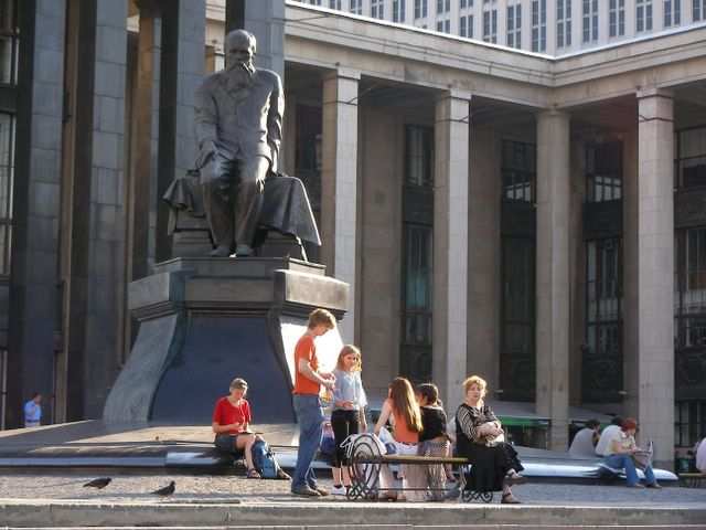 Die Lenin-Bibliothek. Bine liest ganz vertieft den Reisefuehrer.