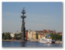 Peter der Grosse als Denkmal auf einem Segelschiff. Ziemlich haesslich mit obskurer Entstehungsgeschichte.