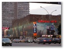 Am Neuen Arbat befindet sich auch der Veranstaltungsort des Moskauer Filmfestivals - der Kinokomplex Oktober.