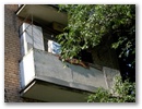 Waesche wird auf dem Balkon getrocknet.